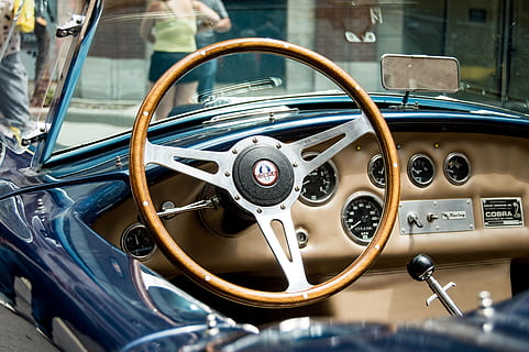 Marrone, grigio, veicolo, strada, volante marrone, auto, mezzi di trasporto, veicolo terrestre, vecchio stile, macchina vintage, volante, in stile retrò, auto da collezione, cromo, ruota, cruscotto, modalità di trasporto, motore, tachimetro, vecchio, tecnologia, moderno, giorno, modo di trasporto, veicolo a motore, metallo, pannello di controllo, vetro - materiale, interno del veicolo, viaggio, nessuno, controllo, parabrezza, all'aperto, concentrarsi sulle conoscenze acquisite, lusso, color argento, yacht, 5K, CC0, dominio pubblico, privo di copyright