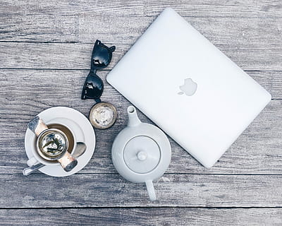 sidabro MacBook, šalia, balta, keramikos, arbatinukas, aukštas, kampo nuotrauka, juoda, „ray-ban“ akiniai nuo saulės, puodelis, kava, ruda, medinis, lenta, arbata, „MacBook“, sunglass, plokščia, flatlay gyvenimo būdas, fonas, sąranka, spinduliavimo draudimas, lėkštė, „MacBook Air“, pavasaris, dirbti, minimalus, minimalistinis, minimalizmas, medinis stalas, medinis paviršius, lentelė, mediena - medžiaga, natiurmortas, tiesiogiai virš, aukšto kampo vaizdas, patalpose, Maistas ir gėrimai, nėra žmonių, balta spalva, gerti, konteineris, buitinė įranga, šviežumas, maisto, gaivinimas, žvakė, gerovę, tuščia, valgyti indą, indai, dėkle, 2K, CC0, Viešasis domenas, nemokamai