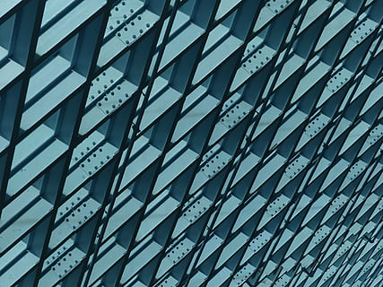 grigio, travi metalliche, digitale, sfondo, architettura, costruzione, infrastruttura, struttura, istituzione, finestre, arte, design, linea, simmetria, fotogramma intero, sfondi, moderno, astratto, facciata, Business aziendale, Inquadratura dal basso, futuristico, giorno, nessuno, struttura costruita, esterno dell'edificio, modello, vetro - materiale, all'aperto, edificio per uffici esterno, testo, ripetizione, natura, città, luce del sole, riflessione, 4K, CC0, dominio pubblico, privo di copyright