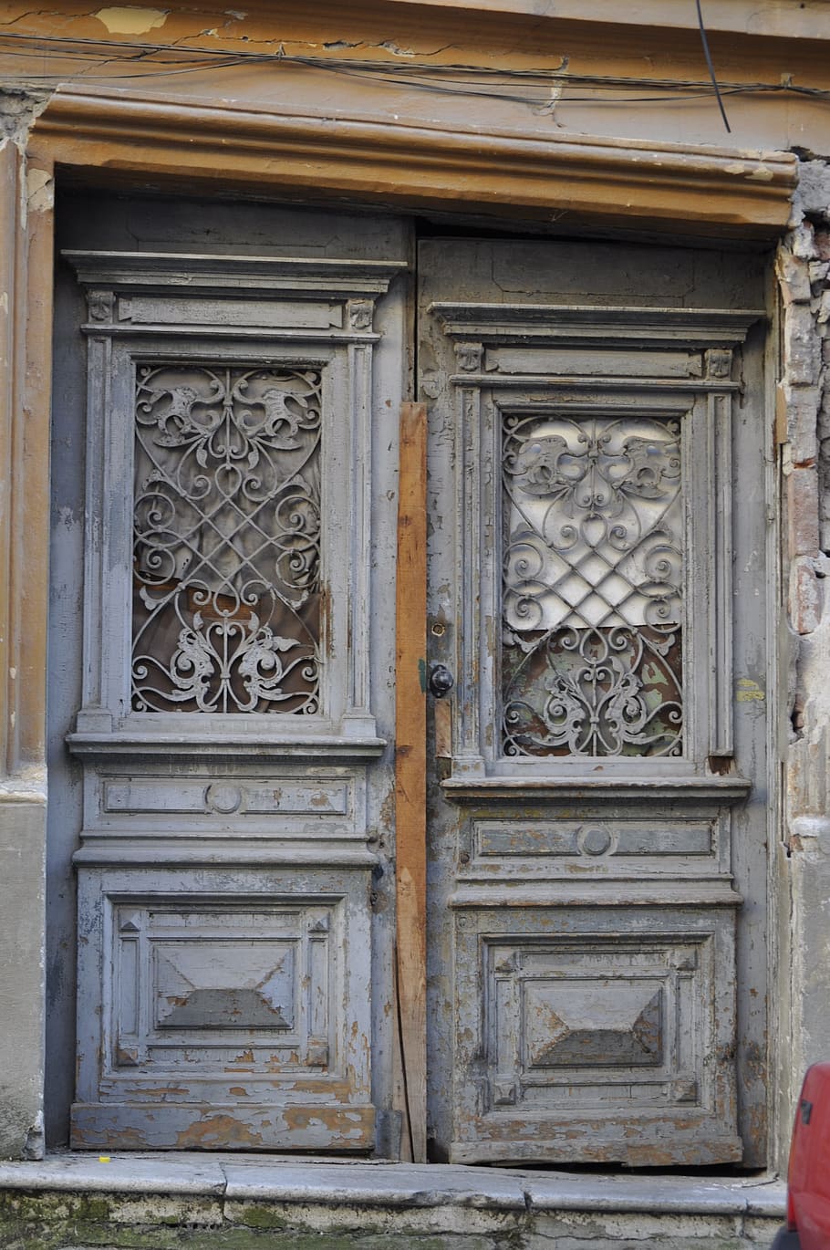 alt, eindringlich, Tür, die Architektur, Holz - Material, Eingang, Gebäudehülle, Architektur und Gebäude, Fassade, altmodisch, gebaute Struktur, geschlossen, draußen, Tag, Sicherheit, keine Leute, Gebäude, Schutz, Haus, Muster, Haustür, Design, Wohngegend, 4K