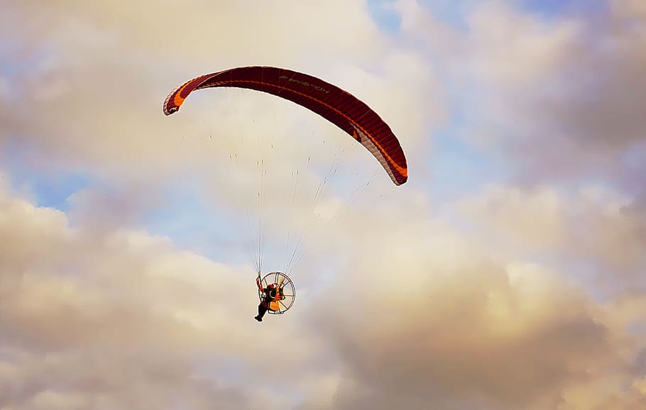 hemel, wolk, zonsondergang, paramotor, vleugel, vlucht, persoon, bewolkt, vliegend, mid-air, insect, wolk - lucht, dierlijke thema's, één dier, paragliding, avontuur, parachute, extreme sporten, sport, onherkenbaar persoon, vreugde, een persoon, opvrolijking, natuur, vrijetijdsbesteding, vrijheid, dag, het glijden, vervoer, levensstijlen, buitenshuis, 4K