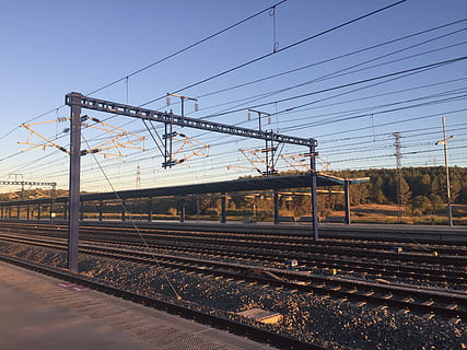 aaa, Miaou, aa, chemin de fer, Transport ferroviaire, transport, journée, train - véhicule, câble, Piste, ciel, train, personne, lien, électricité, la nature, mode de transport, La technologie, transport public, Voyage, affaires, ligne électrique, architecture, source de courant, en plein air, station, 2K, CC0, domaine public, libre de droits