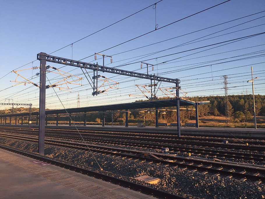 aaa, meu, aa, vies del ferrocarril, transport per ferrocarril, transport, dia, tren - vehicle, cable, pista, cel, tren, cap gent, connexió, electricitat, naturalesa, manera de transport, tecnologia, transport públic, viatjar, negocis, línia elèctrica, arquitectura, Font d'alimentació, a l'aire lliure, estació, 2K