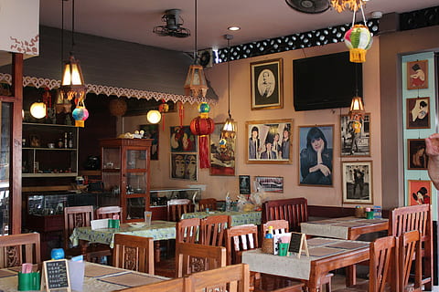 restaurante, dentro, café, nostálgico, turismo, mesa, dentro de casa, cadeira, arquitetura, madeira - material, assento, ninguém, equipamento de iluminação, o negócio, iluminado, ausência, suspensão, quadro, Armação, bar - estabelecimento de bebidas, mobília, estrutura construída, decoração, lâmpada elétrica, Antiguidade, balcão de bar, 5K, CC0, domínio público, royalty free
