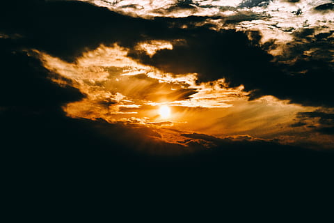 sylwetka, chmury, zachód słońca, świt, noc, niebo, Chmura, promienie słoneczne, sylwetka na tle nieba, złota godzina, ligth, Natura, scape, krajobraz, popołudnie, złoto, słońce, chmura - niebo, piękno natury, światło słoneczne, dramatyczne niebo, scenics - natura, spokój, środowisko, promień słońca, idylliczny, cloudscape, żadnych ludzi, spokojna scena, żółty, tła, kolor pomarańczowy, na dworze, ciemny, jasny, jasno oświetlone, 4K, CC0, domena publiczna, darmowe zdjęcia