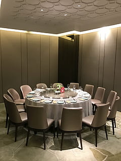 restaurant, spisebord, bordindstilling, bord, stol, sæde, indendørs, forretning, møbel, ingen mennesker, belyst, fravær, indstilling, tom, sted indstilling, mad og drikke, kontor, spise redskaber, belysningsudstyr, køkkenredskaber, spisestue, luksus, aftensmad, 4K, CC0, offentligt domæne, royaltyfrie