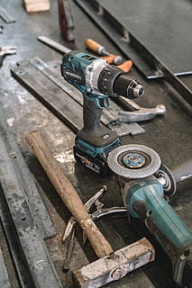 verd, makita, sense fils, trepant, esmoladora angular, eines, negre, superfície, sander, martell, eina, maquinari, equipament, maquinària, metall, a l'interior, cap gent, indústria, material de fusta, vista d’angle alt, tecnologia, eina de treball, fabricació d’equips, primer pla, natura morta, part de la màquina, taller, centrar-se en primer pla, fàbrica, indústria tèxtil, vell, indústria del metall, 8K, CC0, domini públic, lliure de regalies