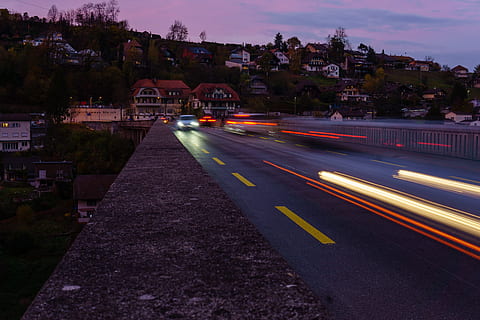 Lighttrail, der Verkehr, Bewegung, Licht, Straße, Transport, Geschwindigkeit, Reise, Auto, Abend, schnell, Weg, halenbrücke, Brücke, die Architektur, Stadt, gebaute Struktur, Gebäudehülle, Himmel, Langzeitbelichtung, Lichtspur, Natur, Transportmittel, Gebäude, Bewegungsunschärfe, Stadt leben, Dämmerung, beleuchtet, keine Leute, draußen, Stadtbild, 5K, CC0, gemeinfrei, lizenzfrei