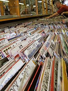 įrašyti rankovėmis, ekranas, antra vertus, įrašą, parduotuvė, saugoti, „Camden“ rinka, Camden, Londonas, įrašai, vinilas, kolekcionuojami, muzika, žanrai, pasirinkimas, paskelbimas, knyga, variacija, didelė objektų grupė, gausa, patalpose, knygų lentynas, išdėstymas, lentyna, mažmeninė, žmonių, biblioteka, švietimas, įsakymas, eilėje, rinkimas, dieną, literatūra, vartotojiškumas, 2K, CC0, Viešasis domenas, nemokamai