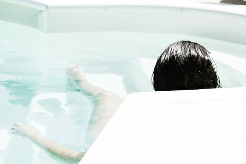 donna, dire bugie, sdraiarsi, vasca idromassaggio, una persona, persone, uomini, adulto, maschi, acqua, solo un uomo, uomo d'affari, copia spazio, immagine a colori, colpo alla testa, in casa, giorno, retrovisore, parte del corpo umano, ritratto, assistenza sanitaria e medicina, avvicinamento, capelli neri, donne, parte del corpo, natura, cura del corpo, testa umana, piscina, volto umano, 5K, CC0, dominio pubblico, privo di copyright