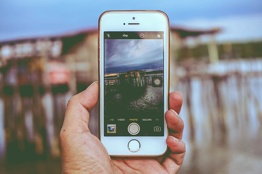 iphone que mostra la càmera, poma, mà, iphone, macro, telèfon mòbil, pantalla, smartphone, prendre fotos, tecnologia, tecnologia sense fils, dispositiu d’informació portàtil, telèfon intel·ligent, comunicació, mà humana, temes de fotografia, celebració, part del cos humà, centrar-se en primer pla, connexió, primer pla, telèfon, fotografiar, a l'aire lliure, una persona, activitat, visor digital, dit, 2K