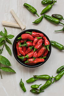 fotografie de aproape, roșu, ardei gras, inconjurat, verde, ardei iuti, castron, ardei iute, piper, mentă, frunze, iarbă, ingredient, masa, Ancho, condiment, grădină, homegrown, crescut, vegetal, alimente, mancare si bautura, prospeţime, Culoarea verde, mâncat sănătos, bunăstare, în interior, natură moartă, roșu de ardei iute, vedere în unghi mare, mancare cruda, nici o persoana, direct deasupra, 4K, CC0, domeniu public, fără drepturi de autor
