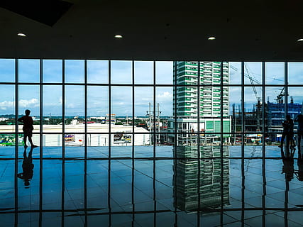 Linien, Reflexionen, Gebäude, modern, Turm, Himmel, Struktur, horizontal, Glas, Reise, Landschaft, die Architektur, Fenster, Glas - Material, Reflexion, drinnen, gebaute Struktur, Gebäudehülle, Stadt, transparent, Bodenbelag, Männer, zufällige Menschen, Tag, Gruppe von Leuten, Empfangshalle, draußen, Menschen, echte Menschen, Bürogebäude außen, Fliesenboden, 4K, CC0, gemeinfrei, lizenzfrei