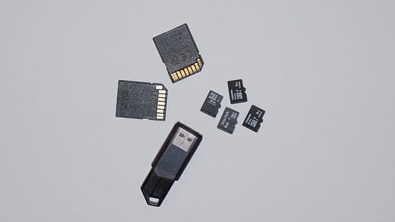 SD, micro sd, targeta SD, targeta de memòria, pny, llapis USB, tir de l'estudi, a l'interior, cap gent, gris, directament a sobre, fons gris, fons blanc, natura morta, primer pla, còpia espai, tecnologia, grup d'objectes, taula, color negre, vista d’angle alt, gran grup d'objectes, comunicació, connexió, part de l’ordinador, tallar, 1080P, CC0, domini públic, lliure de regalies