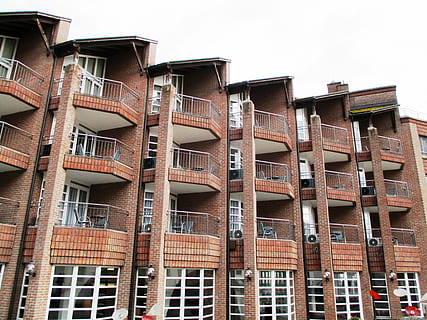 arquitectura, façana, maó, finestra, balcons, hotel, stein am rhein, schaffhausen, suïssa, exterior de l'edifici, estructura construïda, edifici residencial, vista d’angle baix, edifici, dia, cap gent, barri residencial, cel, ciutat, escapament de foc, naturalesa, a l'aire lliure, en fila, balcó, indústria, barana, cel clar, apartament, 4K, CC0, domini públic, lliure de regalies