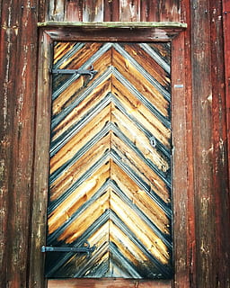Tür, alt, Scharniere, Holz - Material, Tag, keine Leute, die Architektur, Geschichte, Muster, Vollbild, gebaute Struktur, Hintergründe, Eingang, geschlossen, Sicherheit, Nahansicht, Schutz, braun, Gebäudehülle, draußen, Flachwinkelansicht, 2K, CC0, gemeinfrei, lizenzfrei