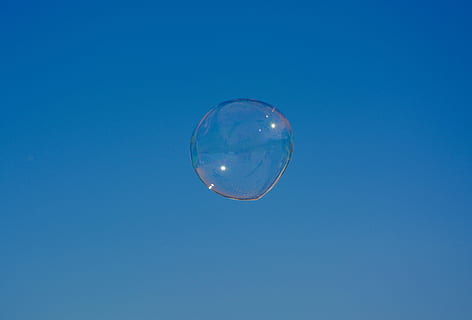Seifenblase, Transparenz, blauer Himmel, Blau, Verletzlichkeit, Zerbrechlichkeit, Blase, in der Luft, Himmel, keine Leute, Kugel, klarer Himmel, Natur, Seifenlauge, Flachwinkelansicht, transparent, einzelnes Objekt, Tag, kopieren sie platz, glänzend, Schönheit in der Natur, fliegend, Geometrische Figur, draußen, Blauer Hintergrund, Leicht, Reinheit, 5K, CC0, gemeinfrei, lizenzfrei