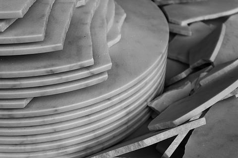 Detalii, materiale, marmură, textură, nici o persoana, a închide, ustensile de bucatarie, grămadă, în interior, echipamente de uz casnic, vechi, mănâncă ustensile, grup mare de obiecte, selectiv, arhitectură, natură moartă, istorie, metal, să se concentreze asupra primelor elemente, grup, trecutul, gri, model, fundaluri, cuțitul de masă, 5K, CC0, domeniu public, fără drepturi de autor