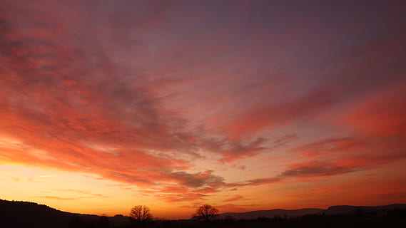 lys, daggry, landskab, natur, skyer, dramatisk, skumring, aften, Mark, udendørs, fredsommelig, silhuet, himmel, sommer, sol, solnedgang, træer, scenics - natur, sky - himmel, skønhed i naturen, dramatisk himmel, orange farve, rolig scene, ro, miljø, rød, cloudscape, ingen mennesker, idyllisk, ærefrygt, ikke-urbane scene, romantisk himmel, meteorologi, 5K, CC0, offentligt domæne, royaltyfrie