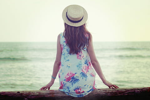 foto, dona, portar, blanc, rosa, floral, vestit, mar, dones, a l'aire lliure, estiu, una persona, platja, vacances, naturalesa, femelles, gent, ètnia caucàsica, relaxació, vista del darrere, aigua, estils de vida, escena tranquil·la, horitzó sobre l’aigua, cabell llarg, pentinat, roba, barret, cel, horitzó, viatge, cabell, festa, terra, activitat d'oci, motiu floral, sundress, 1080P, CC0, domini públic, lliure de regalies