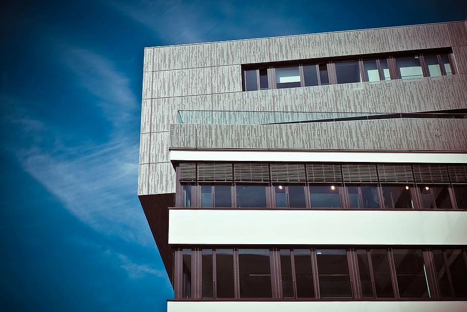 edificio in cemento grigio, architettura, ufficio, costruzione, finestra, città, facciata, grattacielo, edificio per uffici, bicchiere, facciata in vetro, moderno, Düsseldorf, casa, immobiliare, case facciate, architettura moderna, struttura costruita, esterno dell'edificio, cielo, Inquadratura dal basso, nuvola - cielo, natura, blu, nessuno, giorno, vetro - materiale, luce del sole, riflessione, all'aperto, edificio per uffici esterno, 4K