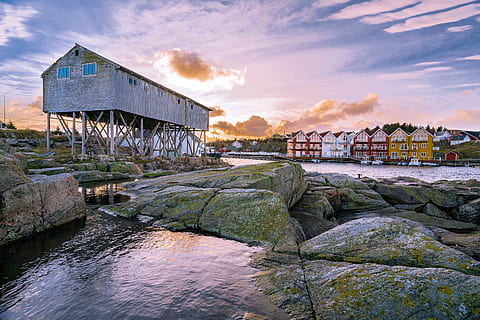 landskabsfoto, hvid, træ-, hus, dagtimerne, landskab, Foto, vand, natur, udendørs, træ - materiale, arkitektur, bygget struktur, bro - menneskeskabt struktur, flod, sky - himmel, himmel, hav, bygning udvendig, solnedgang, solid, klippe, rejsemål, rock-objekt, strand, bro, bygning, ingen mennesker, 4K, CC0, offentligt domæne, royaltyfrie