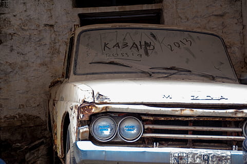 mazda, automatyczny, oldtimer, skrawek, środek transportu, opuszczony, tekst, stary, pismo zachodnie, transport, żadnych ludzi, porozumiewanie się, pojazd lądowy, wyblakły, przestarzały, samochód, uszkodzony, dzień, zniszczony, w stylu retro, pojazd silnikowy, zbliżenie, metal, pogorszenie, zrujnowany, 2K, CC0, domena publiczna, darmowe zdjęcia