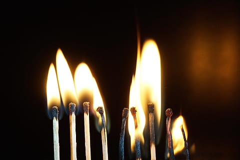 api, pertandingan, pembakaran, suhu panas, api - fenomena alam, latar belakang hitam, tembakan studio, dalam ruangan, merapatkan, batang korek api, alam, lilin, menyalakan, bersinar, diterangi, tidak ada orang, berturut-turut, korek api - peralatan penerangan, sekelompok objek, peralatan penerangan, terang, 2K, CC0, domain publik, bebas royalti