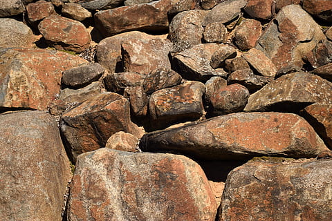 kamenná zeď, skály, Pozadí, kámen, zeď, starý, vzor, povrch, textura, hrubý, konstrukce, materiál, architektura, struktura, pevný, vnější, hnědý, grunge, dekorativní, přírodní, celý rám, starověké, nikdo, zásobník, den, Skála, velká skupina objektů, texturou, rock - objekt, Příroda, hojnost, venku, detail, halda, slunečního světla, stálý život, 5K