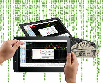 bewirken, Tablette, Geld, Versammlung, menschliche Hand, menschliches Körperteil, Flüssigkristallanzeige, Technologie, Daten, Kommunikation, halten, Internet, Informationsmedium, Erwachsene, Hand, kabellose Technologie, Verbindung, Computer, digitale Tablette, Computer benutzen, Bildschirm, Menschen, Computernetzwerk, Berührungsempfindlicher Bildschirm, die Medien, Analysieren, E-Reader, Finger, 2K, CC0, gemeinfrei, lizenzfrei
