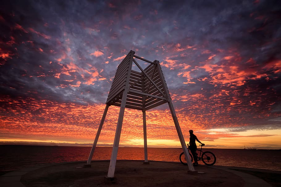brun livredder stol, lav, engel fotografering, livredder stol, gylden, time, strand, overskyet, Sky, lilla, orange, himmel, solnedgang, jord, hav, sky - himmel, vand, transportmidler, natur, horisont, scenics - natur, skønhed i naturen, horisont over vand, cykel, arkitektur, fuld længde, bygget struktur, transportform, dramatisk himmel, 5K