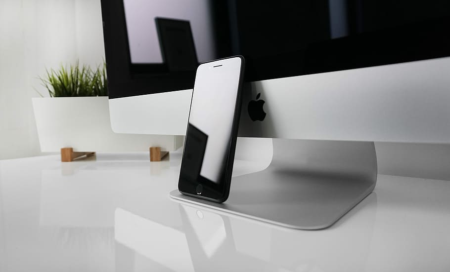 czarny, iPhone 7, oparty, srebrny imac, przestrzeń, szary, technologia, jabłko, iPhone, ekran, błyszczący, biały, imac, obszar roboczy, stacja robocza, gabinet, biurko, pulpit, smartfon, logo Apple, ipad, nowoczesny, pokój domowy, wewnątrz, stół, wnętrze domu, żadnych ludzi, biały kolor, meble, technologia bezprzewodowa, porozumiewanie się, salon, sofa, zbudowana struktura, połączenie, życie domowe, bogactwo, luksus, architektura, dzień, stolik kawowy, 5K