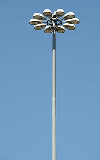 lámpara, iluminación, linterna, poste de luz, energía, polo, flor, Torre de luz, luz de la calle, azul, cielo, cielo limpio, vista de ángulo bajo, nadie, equipo de iluminación, naturaleza, altura maxima, día, calle, electricidad, al aire libre, copia espacio, metal, de cerca, Luz de inundación, generación de combustible y energía, ligero, 4K, CC0, dominio público, libre de derechos