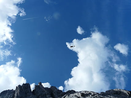 helikopter, Sky, fjellene, skyer, himmel, baklys, liten, fly, luft, luftfart, luftfartøy, unimpressive, natur, rock-objekt, blå, dag, utendørs, sky - himmel, lav vinkel visning, skjønnhet i naturen, fjell, rolig scene, naturskjønnhet - natur, ingen folk, ro, ikke-urbane scene, stein, hvit farge, fjellkjede, reise, snø, dannelse, fjelltopp, høy, 2K, CC0, offentlig domene, opphavsrett gratis