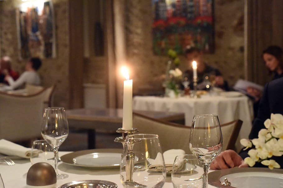 klar, vinglas, bord, stearinlys, restaurant, lys, elegant, glas, mad og drikke, husholdningsudstyr, drikkeglas, forretning, flamme, fest, aftensmad, ild, brænding, plade, indstilling, mad, møbel, måltid, drikke, spisning, middagsselskab, luksus, 5K