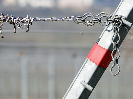 vingård, lave, tråd, vinstokke, stolpe, mærke, affjedring, afdeling, træk op, værktøjer, hænge, rette op, vinstok, tilbageholdelse, vand, ingen mennesker, tæt på, dag, udendørs, metal, fokus på forgrunden, hængende, sikkerhed, låse, beskyttelse, grænse, rød, natur, lænke, hegn, barriere, legering, stål, 2K, CC0, offentligt domæne, royaltyfrie