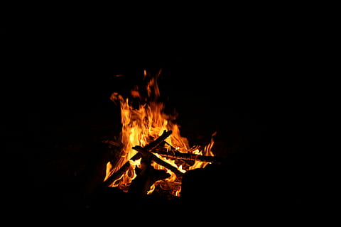 bois de chauffage brûlé, les bois, brûlant, foncé, Feu, flamme, bois, lumière, chaud, camp, chaleur - température, feu de camp, nuit, camping, personne, en plein air, feu - phénomène naturel, bois - matériau, bûche, bois de chauffage, la nature, espace de copie, embrasé, mouvement, couleur orange, fond noir, enfer, 5K, CC0, domaine public, libre de droits