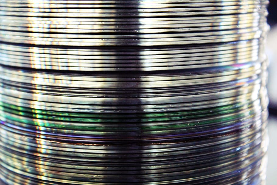 hromada, DVD disky, cd cd rom, CD, vřeteno, zrcadlení, kompaktní disk, data, detail, nikdo, kov, vzor, selektivní zaměření, jídlo a pití, uvnitř, lesklý, Příroda, stříbrné barvy, hliník, pozadí, stálý život, kontejner, celý rám, abstraktní, umět, zásobník, sklo - materiál, ocel, sklenka, slitina, konzumerismus, 5K