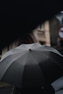 persoon, zwart, paraplu, jas, gebruik makend van, zwarte jas, regen, weer, bescherming, nat, parasol, buitenshuis, nacht, geen mensen, detailopname, zwarte achtergrond, stad, focus op de voorgrond, veiligheid, natuur, water, architectuur, buitenkant van het gebouw, ingebouwde structuur, kopie ruimte, laten vallen, 5K, CC0, publiek domein, royaltyvrij