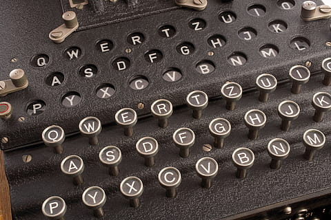 zwarte schrijfmachine, rotor cipher machine, raadsel, elektromechanische, communicatie, geheim, antiek, technologie, type, nostalgie, geheimhouding, uitrusting, grote groep objecten, metaal, geen mensen, moer - sluiting, bout, achtergronden, vorm, cirkel, binnenshuis, hoge hoekmening, volledig kader, patroon, ontwerp, voertuig deel, zwarte kleur, werktuig, stack, industrie, wiel, stof, staal, zilverkleurig, 2K, CC0, publiek domein, royaltyvrij