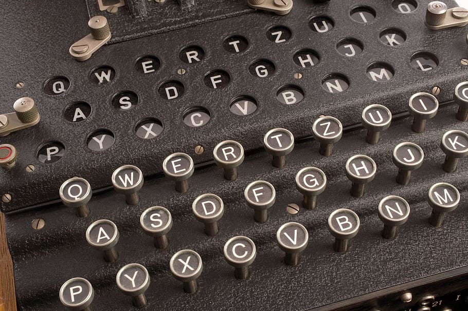 màquina d'escriure negra, màquina de xifrat de rotors, enigma, electromecànica, comunicació, secret, antiguitat, tecnologia, tipus, nostàlgia, equipament, gran grup d'objectes, metall, cap gent, femella - sostenidor, pern, fons, forma, cercle, a l'interior, vista d’angle alt, marc complet, patró, disseny, part del vehicle, color negre, eina de treball, pila, indústria, roda, pols, acer, color plata, 2K