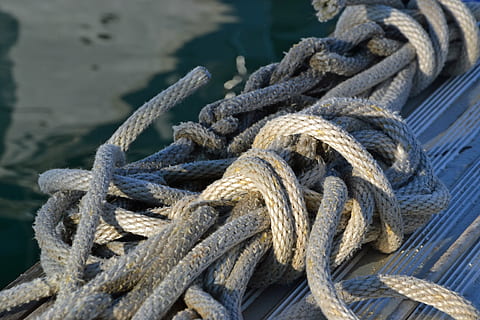 Seil, Tau, Netz, Stricken, nautisch, Staus auf Schiffen, Strand, Tauwerk, Leine, Yachthafen, Segelboot, gebunden, Stärke, Nahansicht, gebundener Knoten, keine Leute, Tag, Wasser, Verbindung, Wasserfahrzeug, Transport, High Angle View, Fokus auf den Vordergrund, Holz - Material, texturiert, verdrehte, Metall, Natur, Muster, Haltbarkeit, draußen, Komplexität, verheddert, Fischereiindustrie, 4K, CC0, gemeinfrei, lizenzfrei