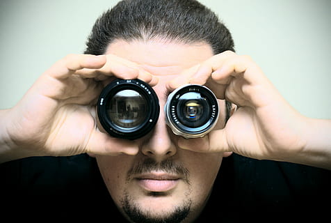 homme, portant, noir, chemises, en portant, objectif d'appareil photo reflex, portrait, cyborg, robot, La technologie, lentilles, la photographie, voir, les yeux, vue d'ensemble, Humain, visage, mâle, chercher, œil humain, partie du corps humain, regarder la caméra, fermer, vue, regardant, œil, adulte, vue de face, une personne, Hommes, photo du visage, objectif - instrument optique, regarder à travers un objet, main humaine, partie du corps, main, à l'intérieur, mâles, visage humain, 4K, CC0, domaine public, libre de droits