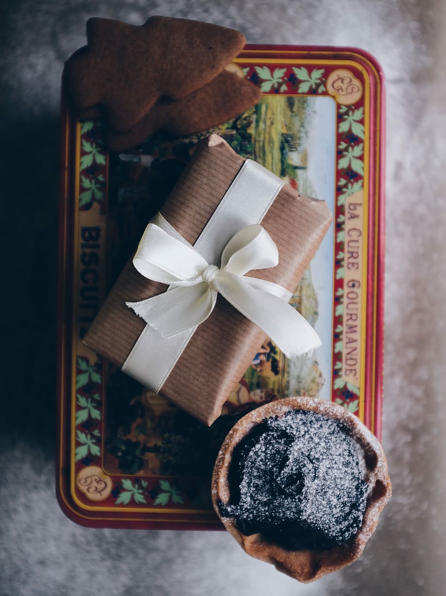 Dárková krabička, bílý, stuha, hnědý, horní, prohlížení fotografie, dar, současnost, dárek, luk, cookie, uvnitř, stuha - šicí položka, svázaný luk, oslava, stálý život, detail, vysoký úhel pohledu, stůl, přímo nad, nikdo, zaměřit se na popředí, box, jídlo a pití, box - kontejner, 4K