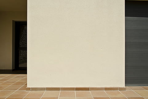 bílá betonová zeď, bílý, beton, zeď, štuky, textura, hrubý, povrch, omítka, architektura, struktura, budova, prázdný, hnědý, Pozadí, mock-up, vnější, kopie prostor, stavba, uvnitř, moderní, podlaha, nástěnný prvek, dlaždice, kachličková podlaha, slunečního světla, nikdo, den, vzor, bílá barva, absence, domácí místnost, architektonický sloup, luxus, 4K, CC0, veřejná doména, bez autorských práv