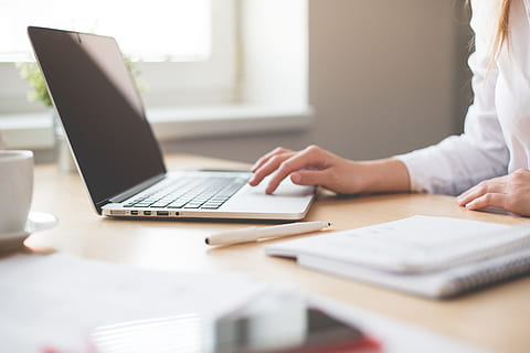 Frau, Weiß, langärmelig, Hemd, halten, grau, Laptop-Computer, braun, hölzern, Schreibtisch, Frau in Weiß, weißes Kleid, Smokinghemd, auf dem Stuhl, Vorderseite, Macbook Pro, Notizbuch, Arbeit, Mädchen, Computer, Operator, Design, Geschäft, Arbeitsplatz, Büro, Laptop, kabellose Technologie, Technologie, mit laptop, drinnen, Tabelle, Kommunikation, Möbel, Erwachsene, Verbindung, selektiver Fokus, Menschen, Sitzung, Mittelteil, Arbeiten, Hand, 4K, CC0, gemeinfrei, lizenzfrei
