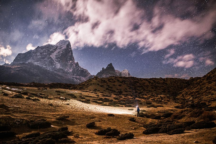 persoană, teren, Munte, gri, maro, timpul zilei, noapte, nor, cer, rural, stea, zăpadă, VSCO, canon, longexposure, himalaya, Nepal, camp, copac, mediu inconjurator, scenice - natura, peisaj, spaţiu, nor - cer, stea - spațiu, natură, frumusețe în natură, astronomie, temperatura rece, iarnă, de munte, o scenă liniștită, călătorie, destinații de călătorie, varf de munte, în aer liber, un munte acoperit de zăpadă, 5K