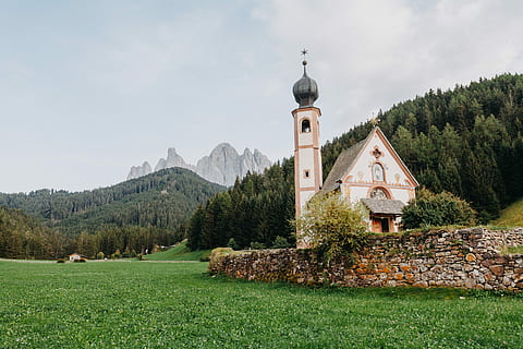 casa religiosa, blanco, rosado, Iglesia, arboles, edificio, arquitectura, árbol, bosque, estructura construida, exterior del edificio, lugar de adoración, cielo, religión, planta, torre, naturaleza, creencia, hierba, tierra, nadie, color verde, espiritualidad, destinos de viaje, al aire libre, Pared de piedra, 5K, CC0, dominio público, libre de derechos