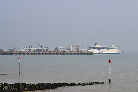 dover, mar, arrencada, primavera, port, naturalesa, aigua, Costa, cap gent, vaixell nàutic, dia, arquitectura, cel, transport, estructura construïda, exterior de l'edifici, moll, còpia espai, manera de transport, cel clar, moll comercial, vaixell, platja, a l'aire lliure, 2K, CC0, domini públic, lliure de regalies