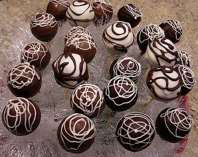 bombons, Caixa, caramels, dolç, gourmet, deliciós, berenar, saborós, sucre, decoració, confecció, cacau, menjar, postres, menjar dolç, marró, vista d’angle alt, natura morta, cap gent, temptació, indulgència, elecció, patró, variació, menjar i beguda, al forn, disseny, menjar poc saludable, art i artesania, primer pla, creativitat, a l'interior, ornamentat, 1080P, CC0, domini públic, lliure de regalies